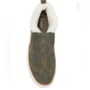 Toms Paxton Faux Fur Trimmed Sneakers Size 9.5 Sneaker Sole 1 inch platform.